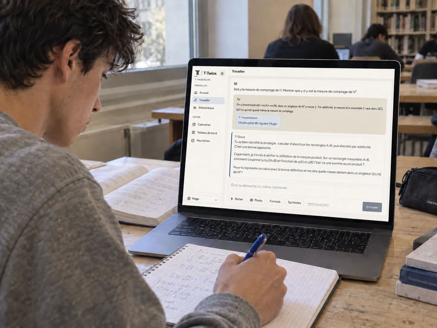 Étudiant utilisant le tuteur T-Twice Elite sur son ordinateur en bibliothèque.